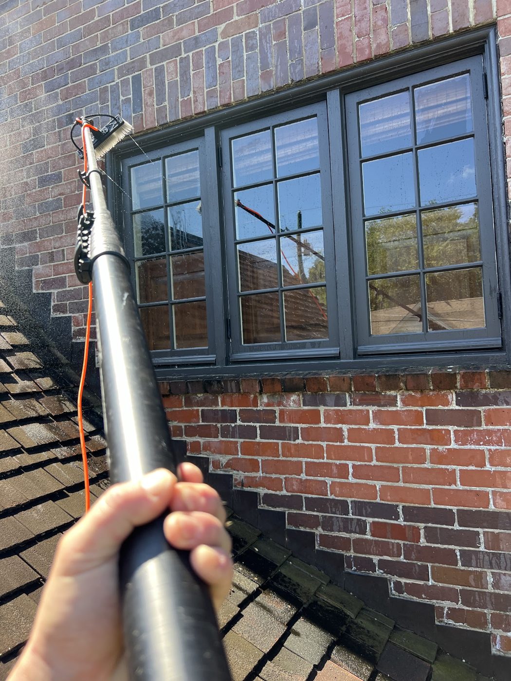 Water-fed pole cleaning